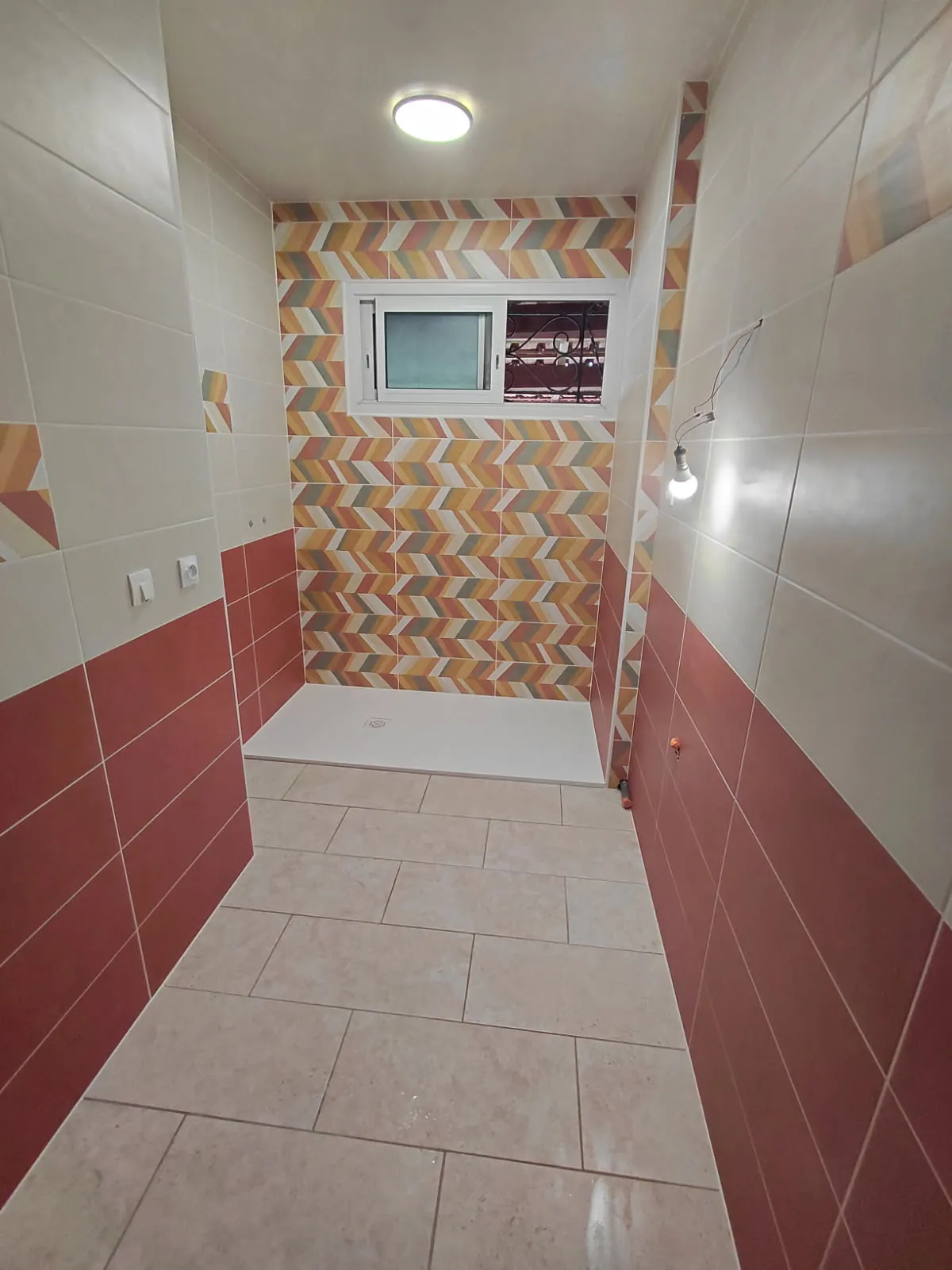 Salle de bain carrelée du sol au mur, rénovation complète