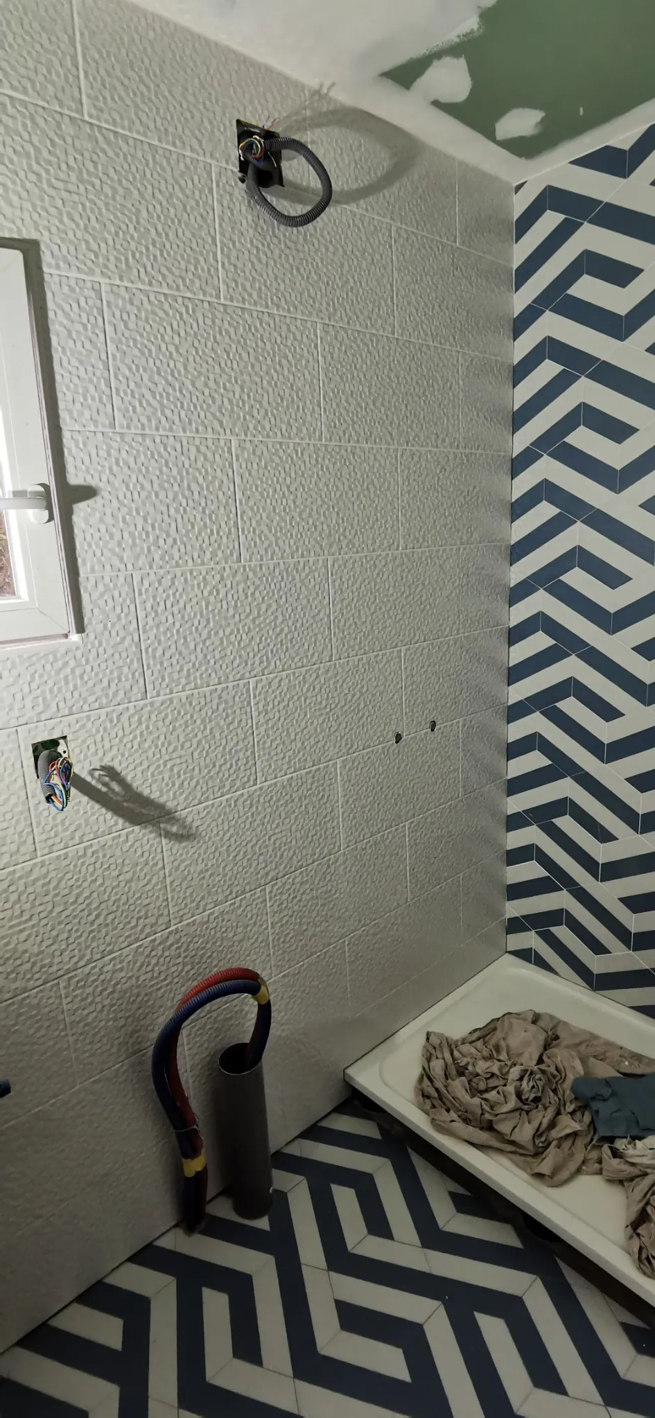 Douche carrelée en chevrons avec niche de rangement