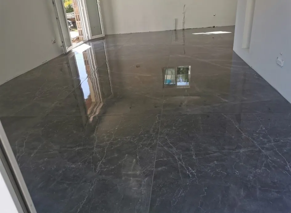 Sol intérieur en carrelage grand format gris anthracite