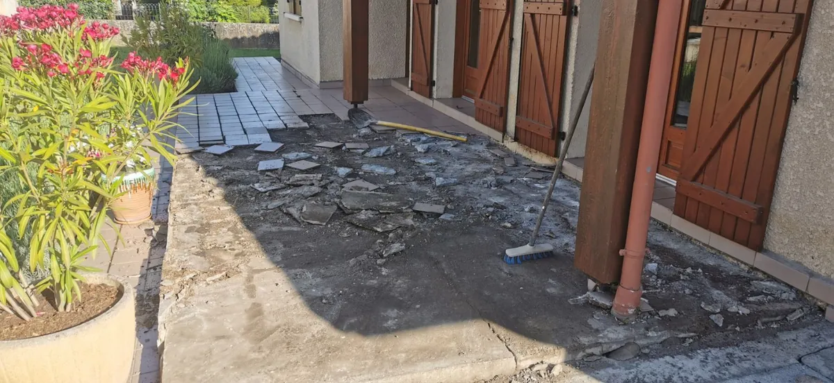 Pose de dalles de terrasse sur plots, chantier extérieur