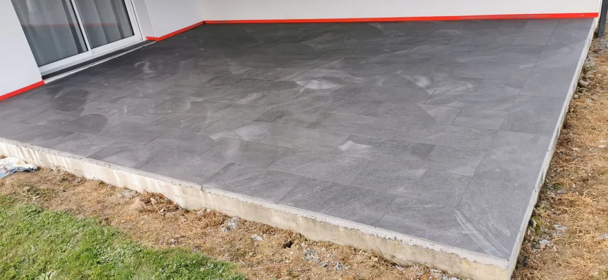 Terrasse extérieure fraîchement carrelée, finition nette